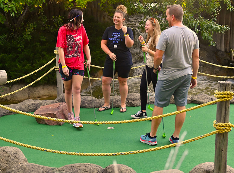 mini golf at thunder road