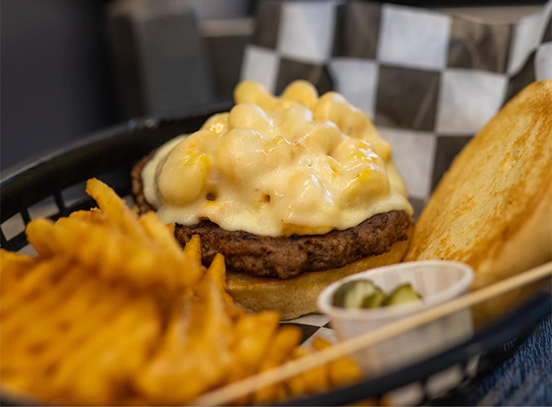 mac n cheese burger at thunder road